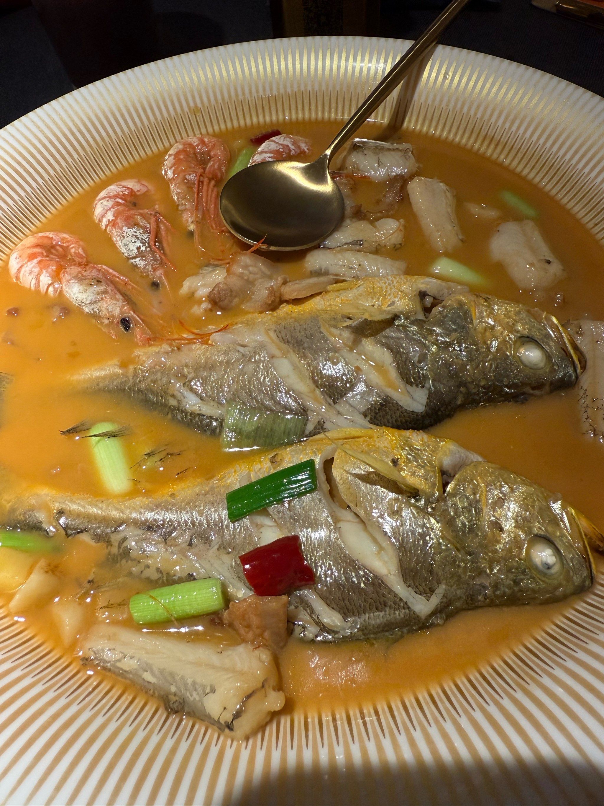 口味还是挺不错的,台州菜海鲜口味,偏咸但