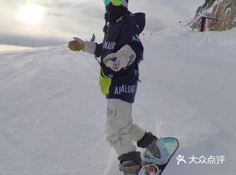 看滑雪比赛是我喜欢上滑雪的原因，看着滑雪运动员灵活的