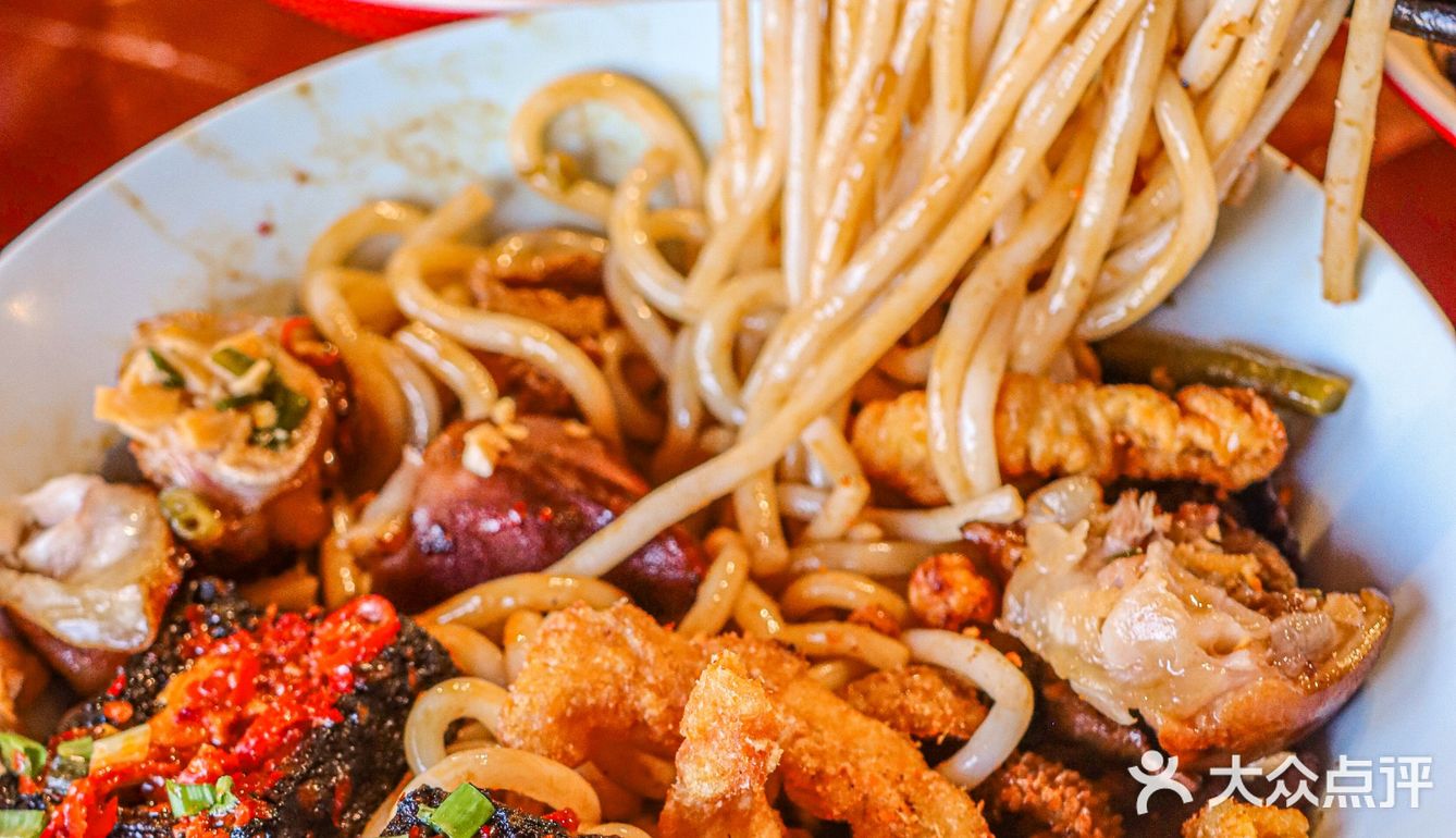 朋友是长沙人，和我一直吹捧湖南米粉比广西粉好吃