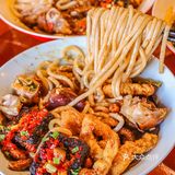 朋友是长沙人，和我一直吹捧湖南米粉比广西粉好吃