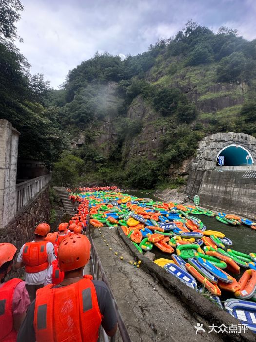 雅鲁激流探险漂流图片