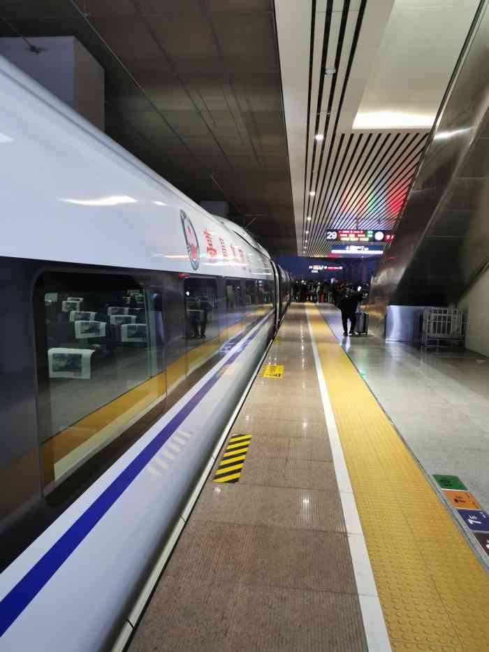 在郑州东站二楼的肯德基买了一杯拿铁让冰冰凉的胃总算感受到了一丝丝