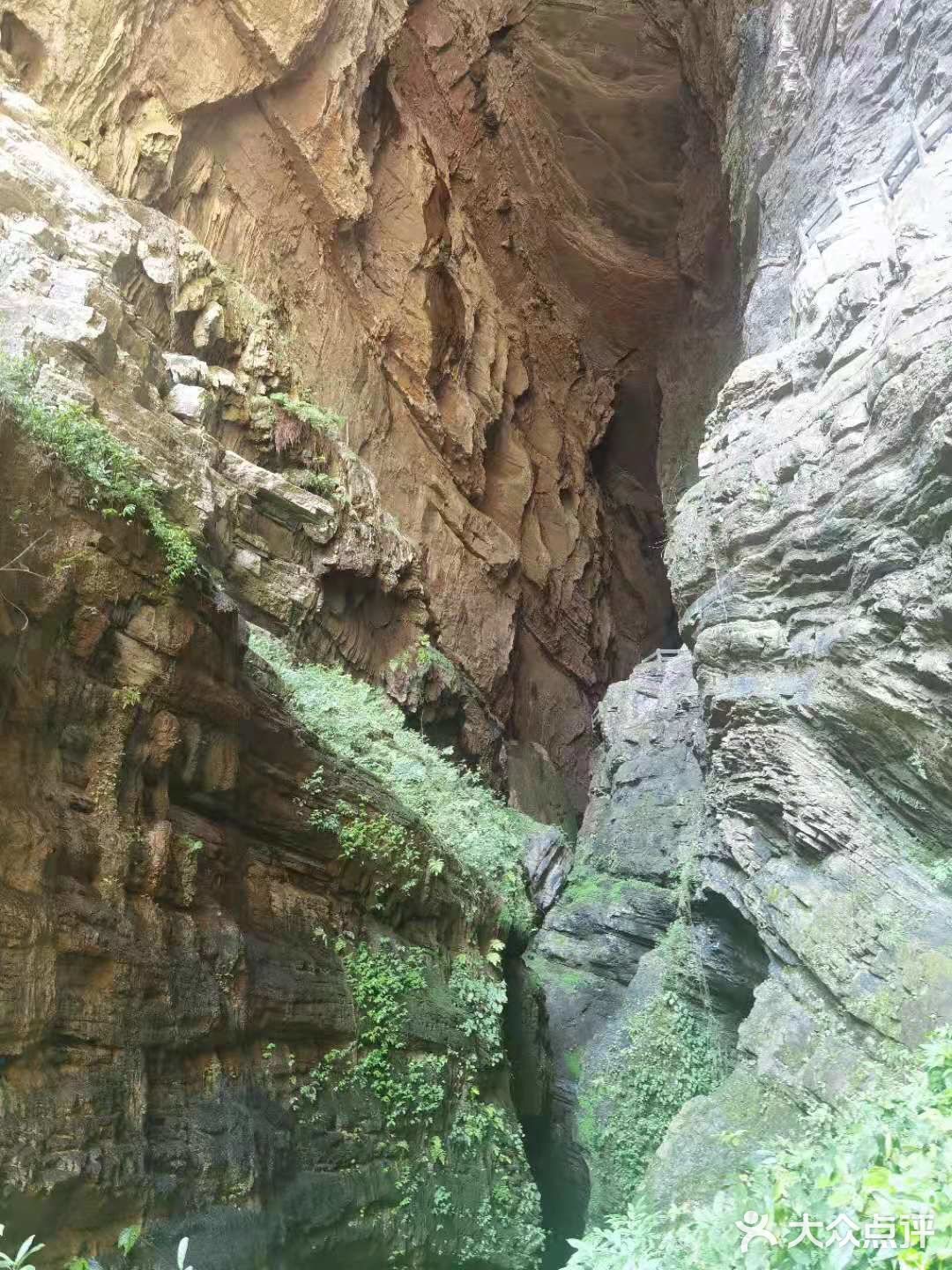 🌈天坑地缝景区[加油]人好多啊，还算风凉