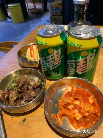 酱料是自取的，肉的品种也非常多