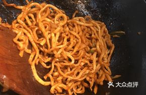Braised Pork Rib Noodles in Iron Pot