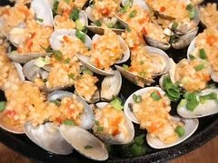 铁板花甲-何师烧烤·香辣蟹·川菜·30年老品牌(太古里旗舰店)