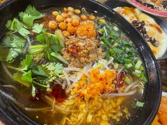 -爆炸头阿姨小四川正宗川味小吃(无任何分店)