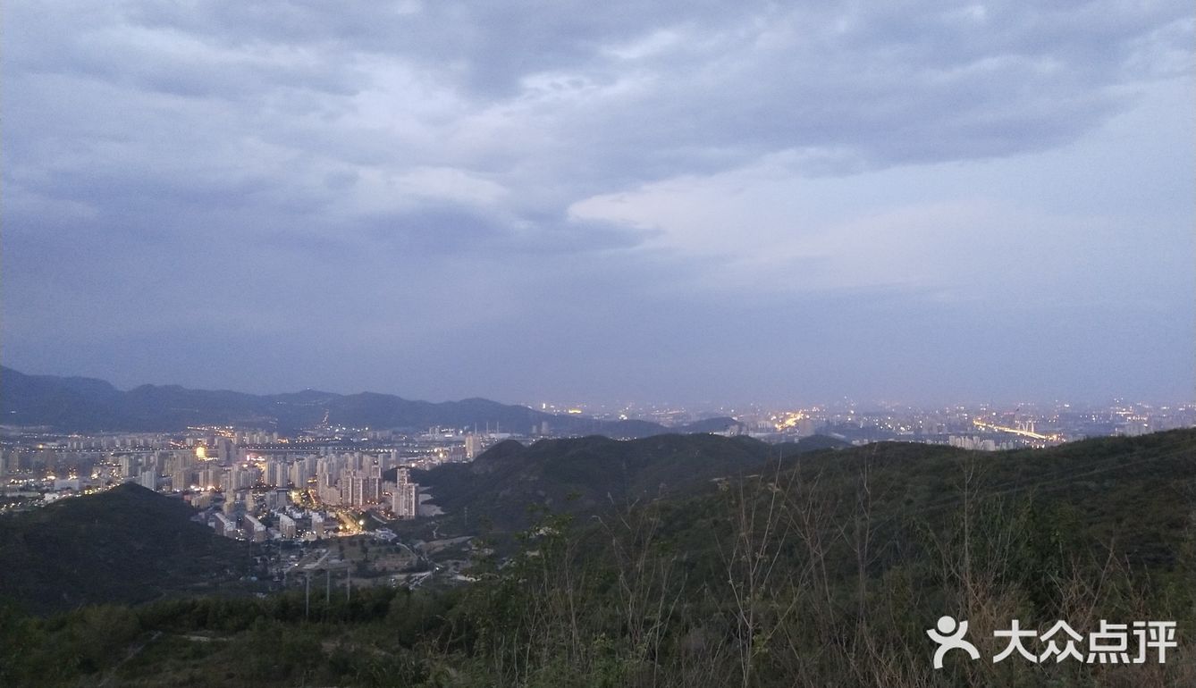 没到定都阁，中门寺上去，在去赵家洼的路上，好几个平台