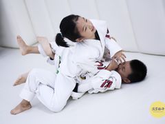 -菠萝格斗巴西柔术训练馆