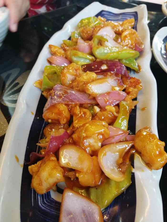 食里香老菜馆-"门头的牌匾不太醒目,里面的装修基本没有.