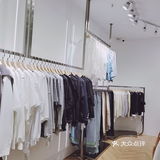 逛新街口的时侯我发现这家店春天的衣服199就可以
