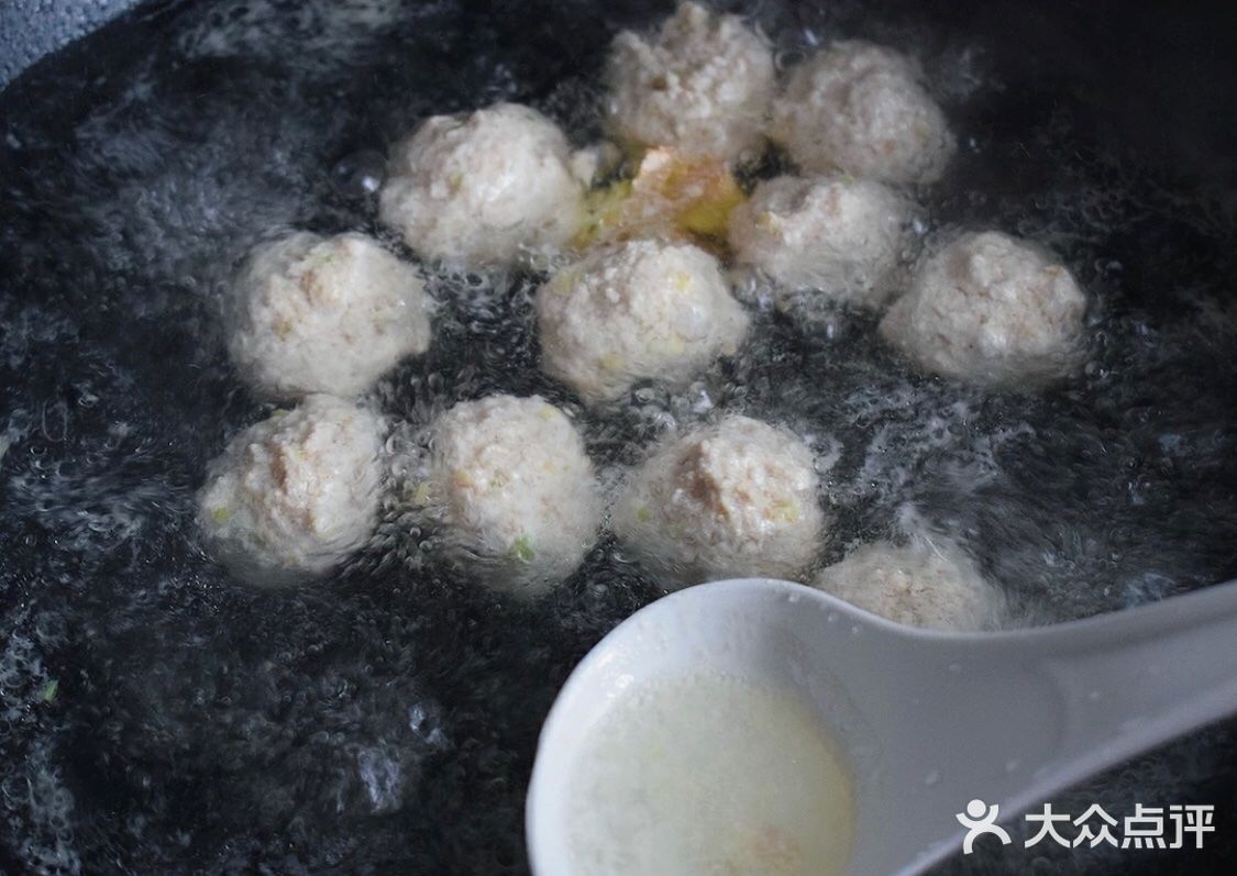冬瓜丸子汤是一道美味可口的名菜