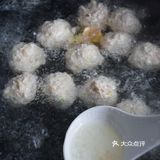冬瓜丸子汤是一道美味可口的名菜