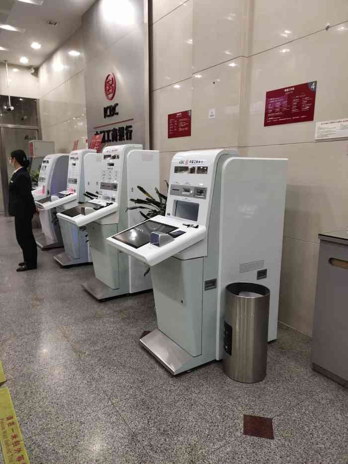 中国工商银行(天山路第二支行)-"三台atm机两台是不能用的,排队时间太