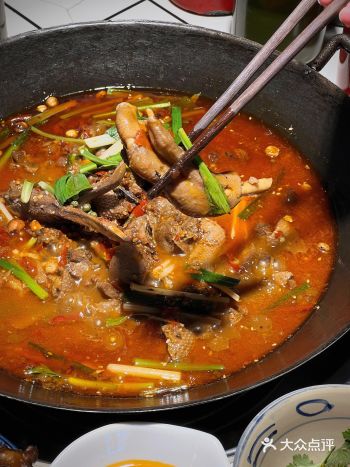 敲！铁锅炖大鹅配青稞粑粑！真的香shi我了