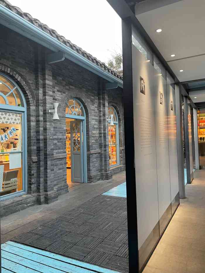 vip有特权打卡三联韬奋书店宽窄巷子店这家店在宽窄巷子的窄巷子30号