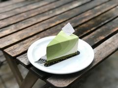 抹茶渐变慕斯-彳亍咖啡·这里(水湾路店)