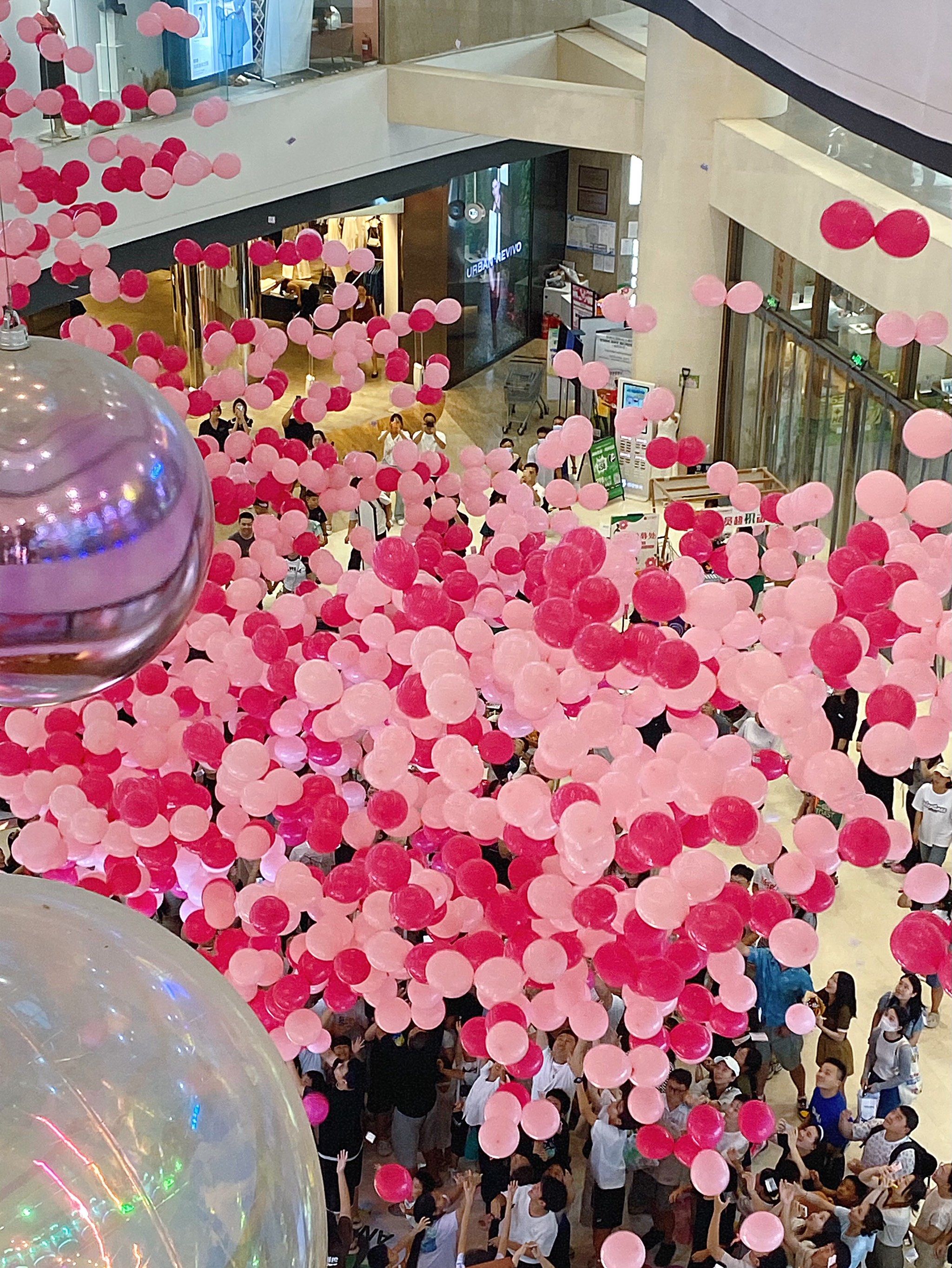 气球雨好美～
还有奖品哦!
天王情侣腕表,奶茶,面膜等～疯抢!