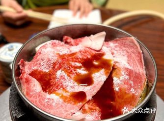 步骤 1 6朵香菇切花刀，剩余材料和其他香菇切成小粒