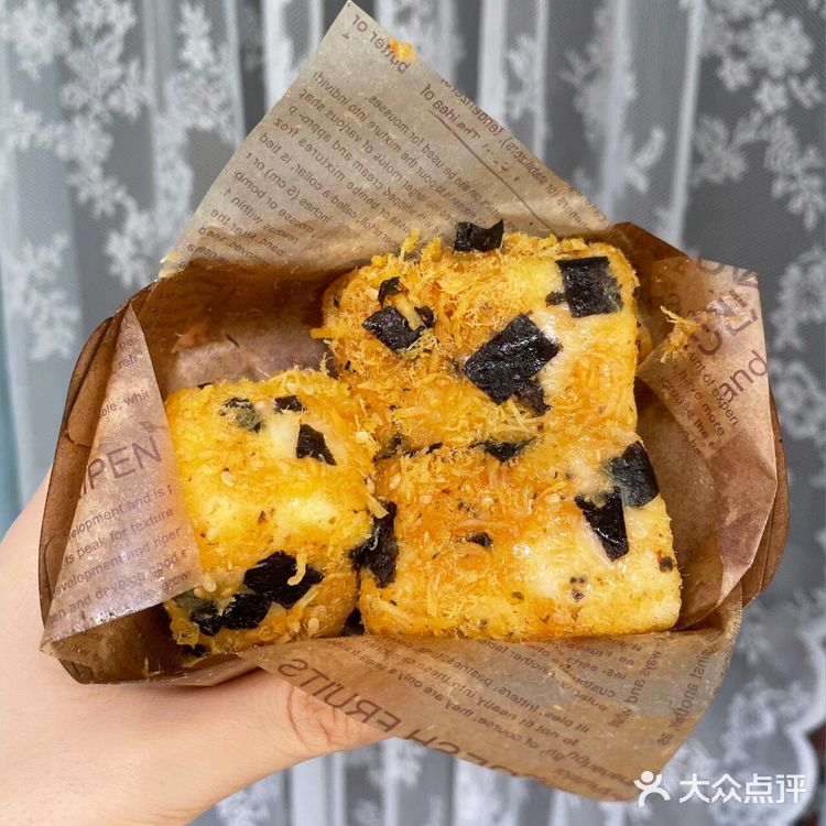 牛乳卡仕好大一个 可以让店员切四块喔