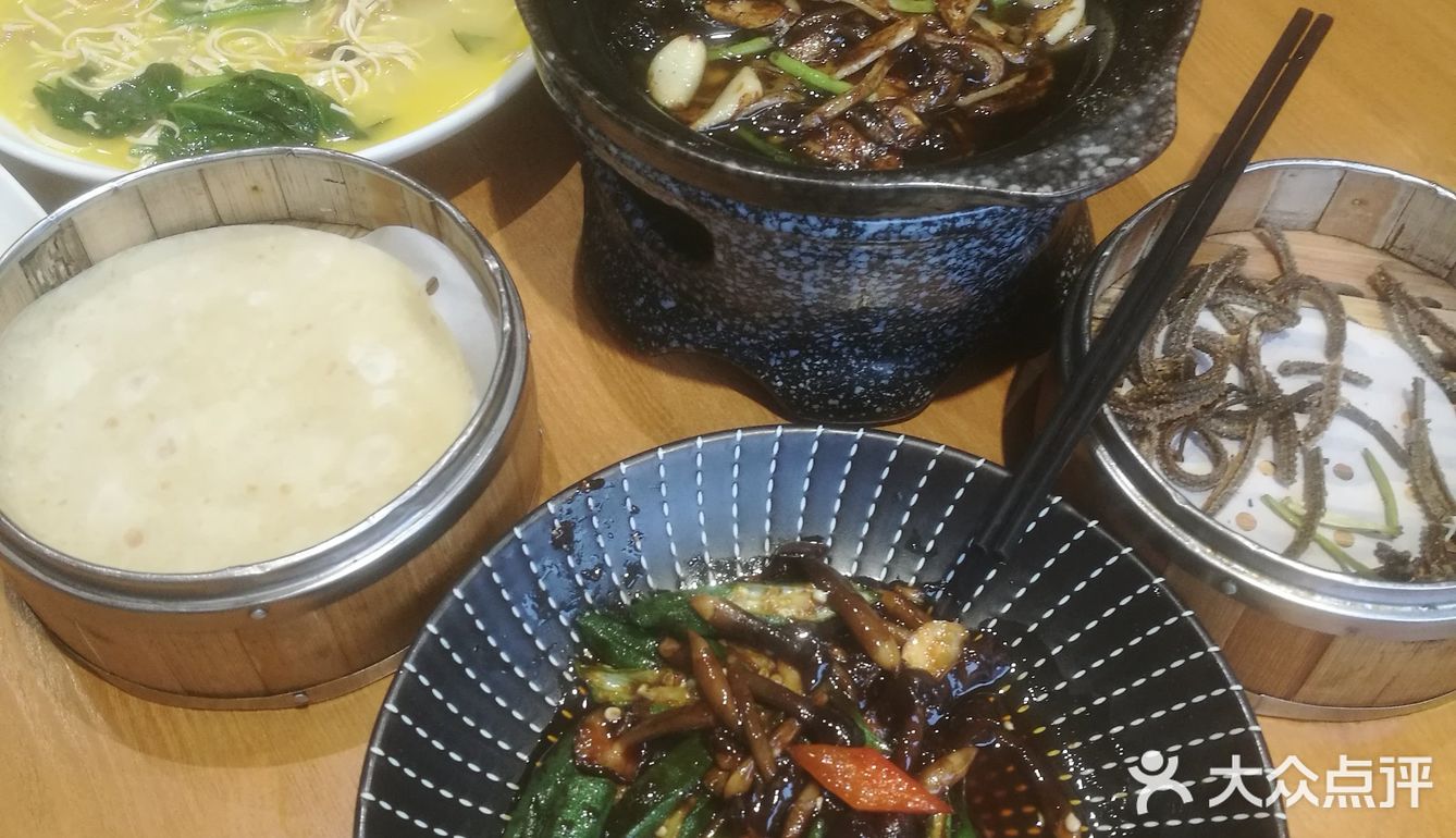 味道都不错，环境和服务态度也挺好的，就是不好停车