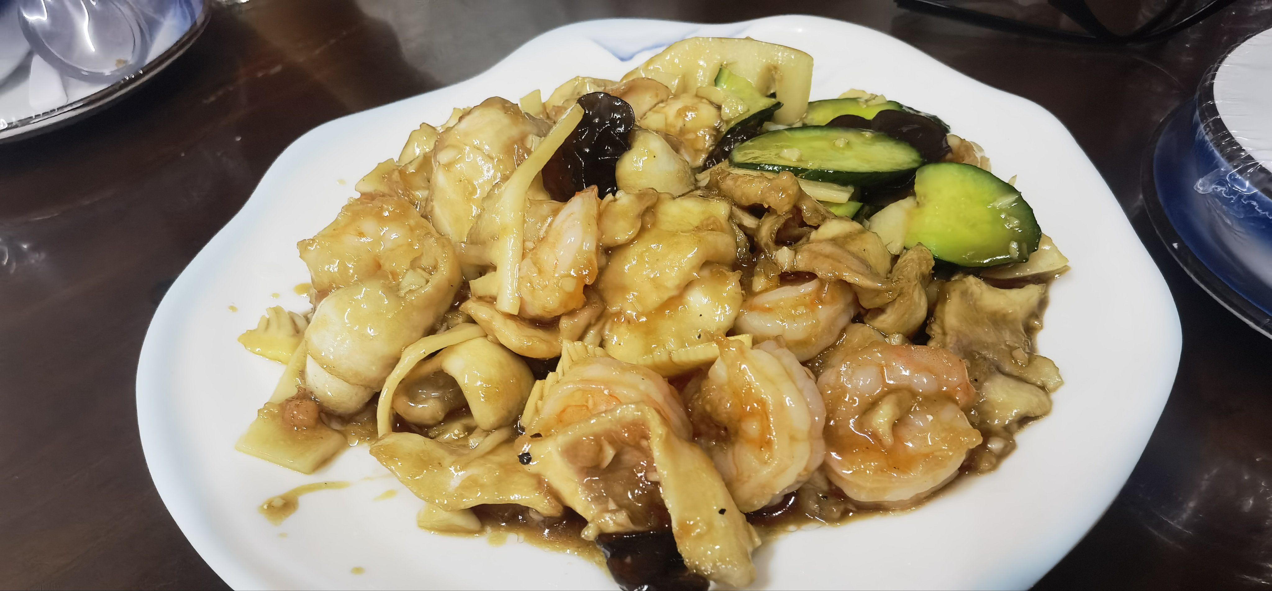 独流合炒是一道特色菜,酸咸甜口味,互相包容,又不突兀,里面的虾仁很大