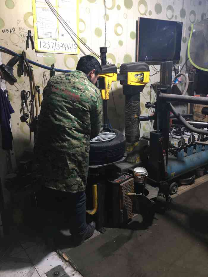 青羊区老王补胎店-"车胎被居了,单位附近最近的补胎店了.老板.