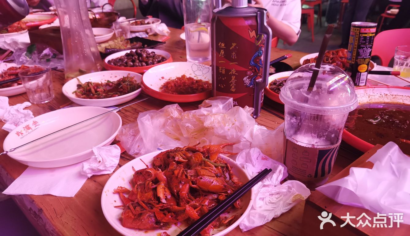 啤酒撸串子,因为瑞虹这家店店门口是可以摆桌子的
