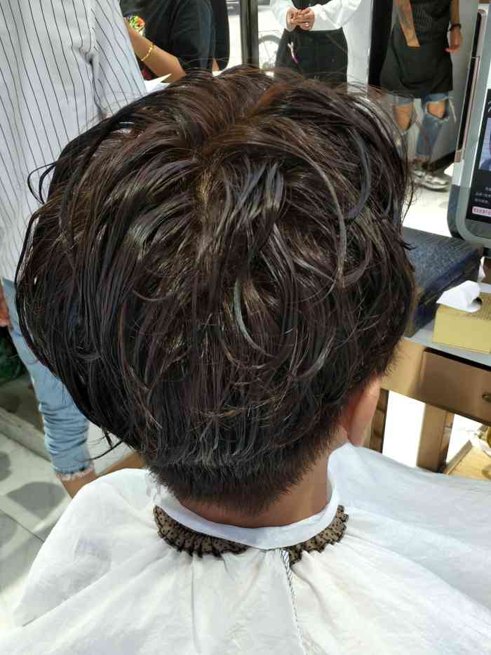 潮阁造型-"店内环境优雅,店长及服务人员很热情,理发.