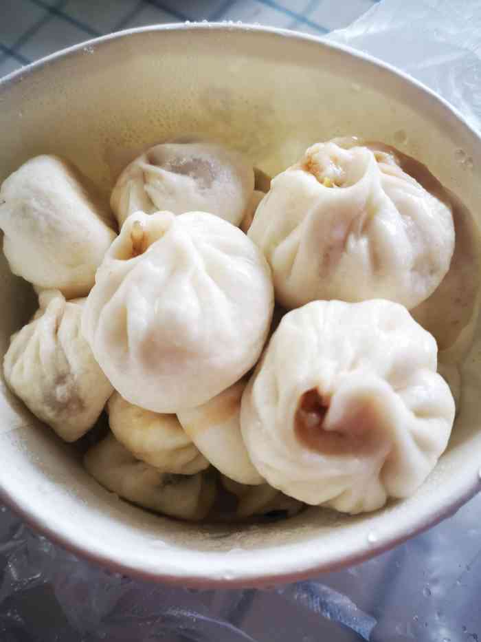 半夜四点多饿了,想起朋友提过的这家网红包子店,直接开车过来了,这个