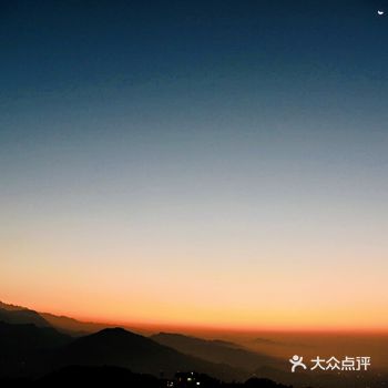 海拔1340米，日出时间早上7点钟