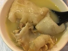 浓厚原只鸡煲花胶汤-鲜入围煮花胶鸡海鲜火锅