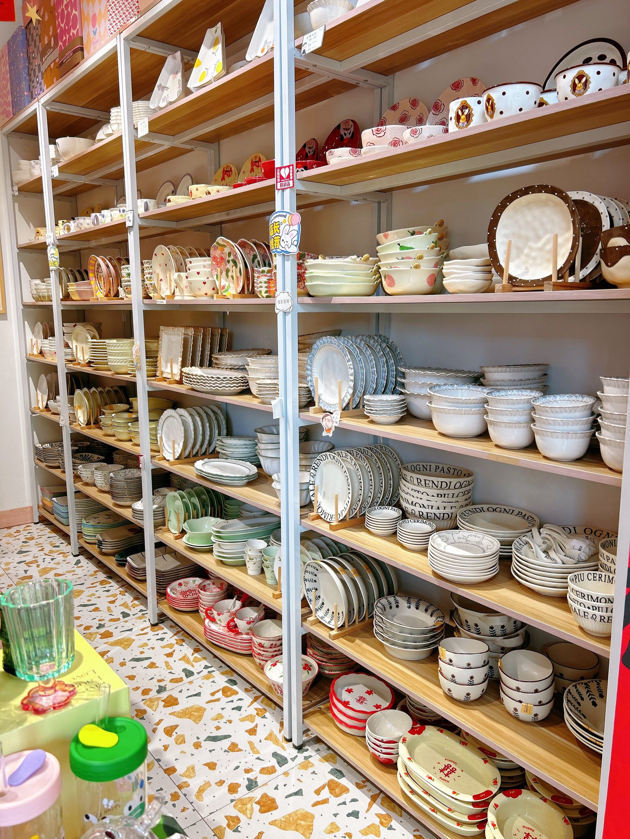 这里有很多好看的碗!