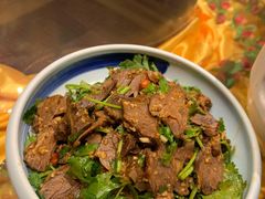香菜拌牛肉-俭朴菜(鲁磨路店)