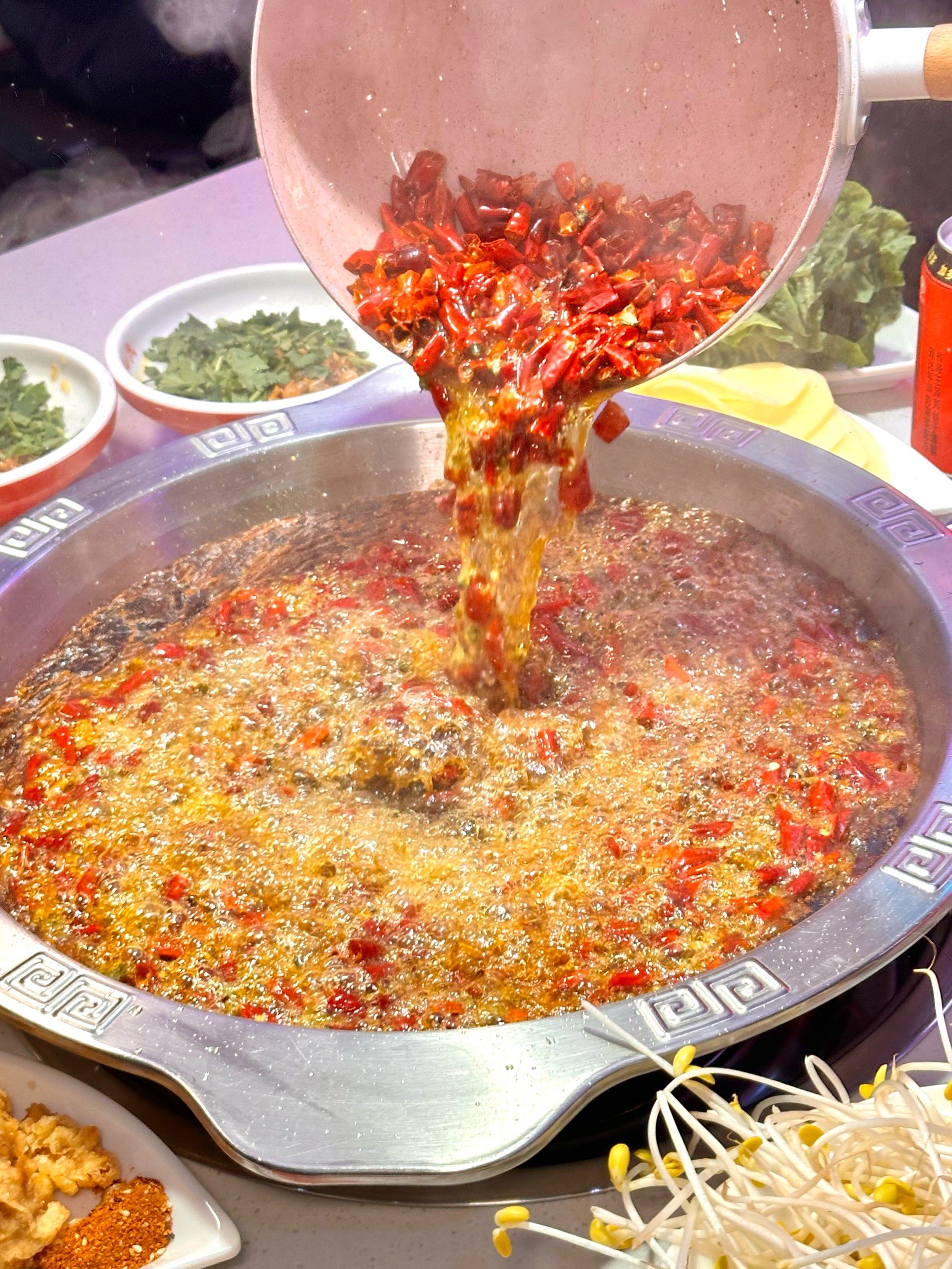 本地人都喜欢来这!红牌楼最好吃的麻辣鱼火锅