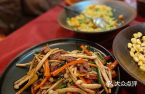 Mixed Mushrooms Stir-fried with Beef