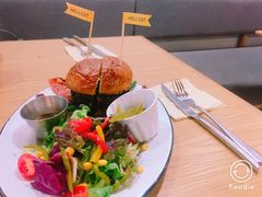 炙烤黑胡椒牛肉汉堡-HELLO 27 意面·沙拉·帕尼尼