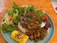 和牛牛肉汉堡排配玉米沙拉菜米饭-Mesa Madre梅萨妈妈·Bintana(国贸店)