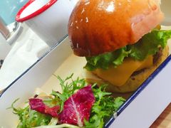 招牌澳洲牛肉汉堡-MIKAKU(万达广场上海宝山店)