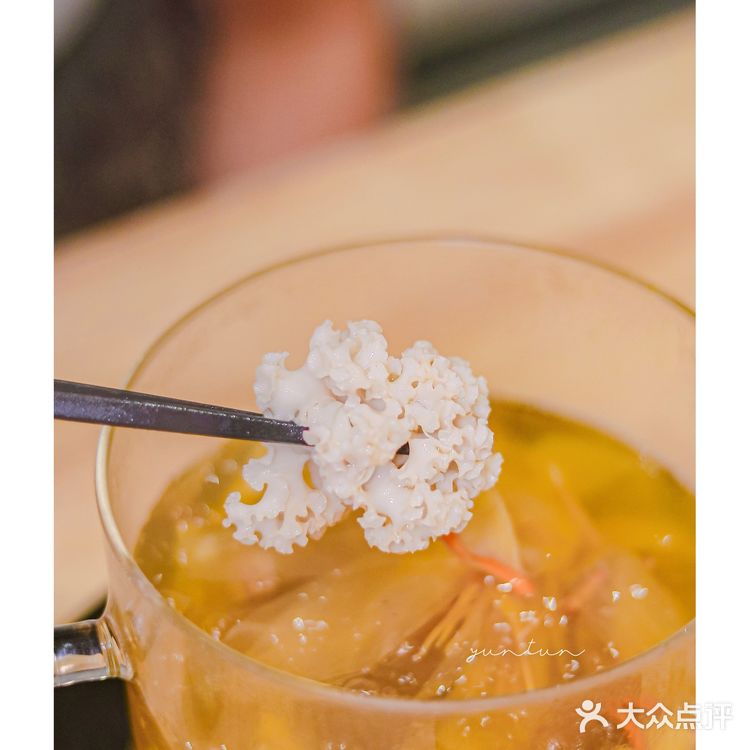 过分了！这家素菜火锅店会给仙女送花花，怎么这么加分🌷