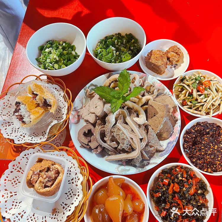 云南带皮羊肉火锅配蘸水太香啦