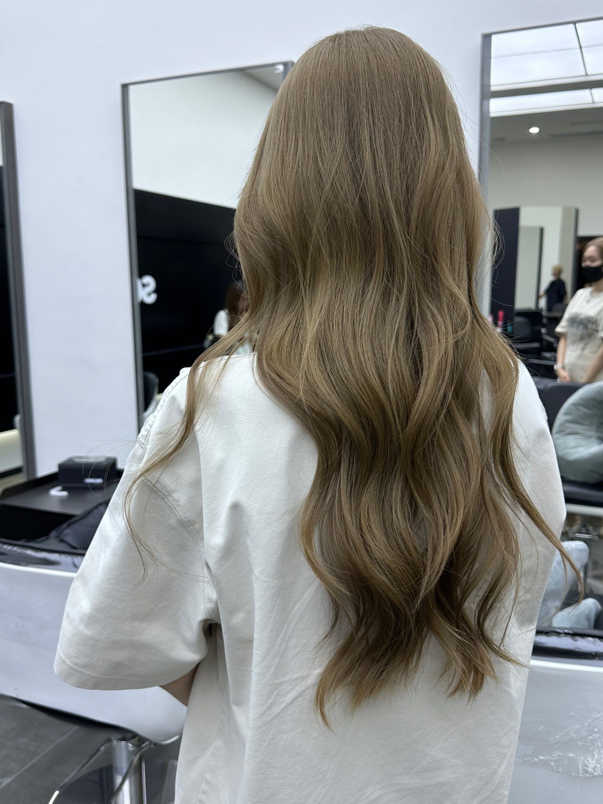 🍁 亚麻色是一种介于金色与棕色之间的发色