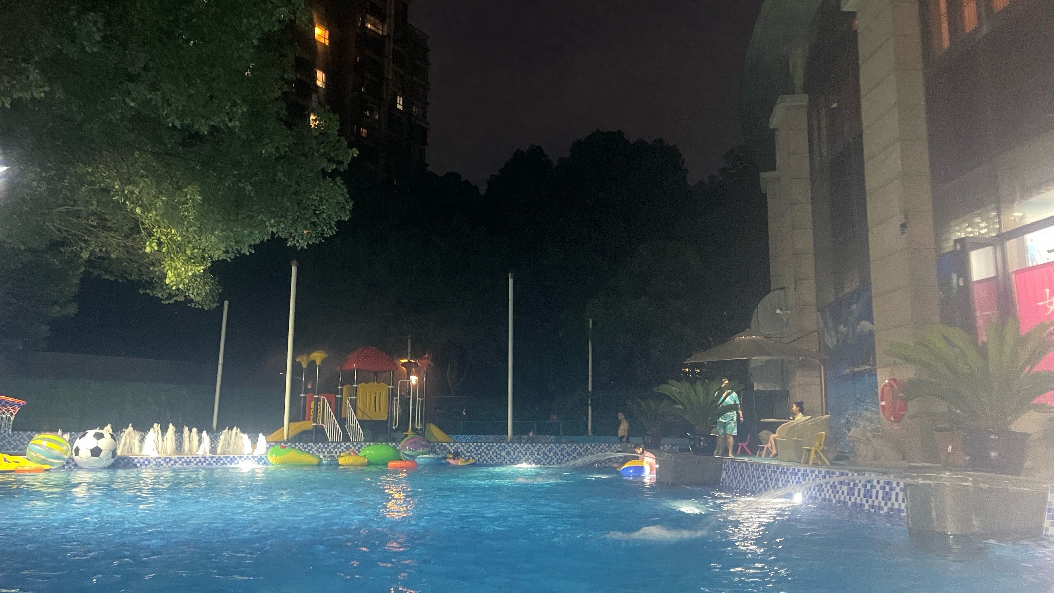 n夏天最好的搭配就是玩水,这家人不多,露天泳池开到晚上20:00,还有