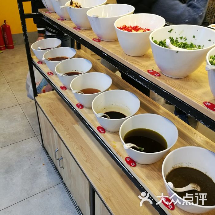 屯屯亭旋转小火锅调料区图片-北京小火锅-大众点评网
