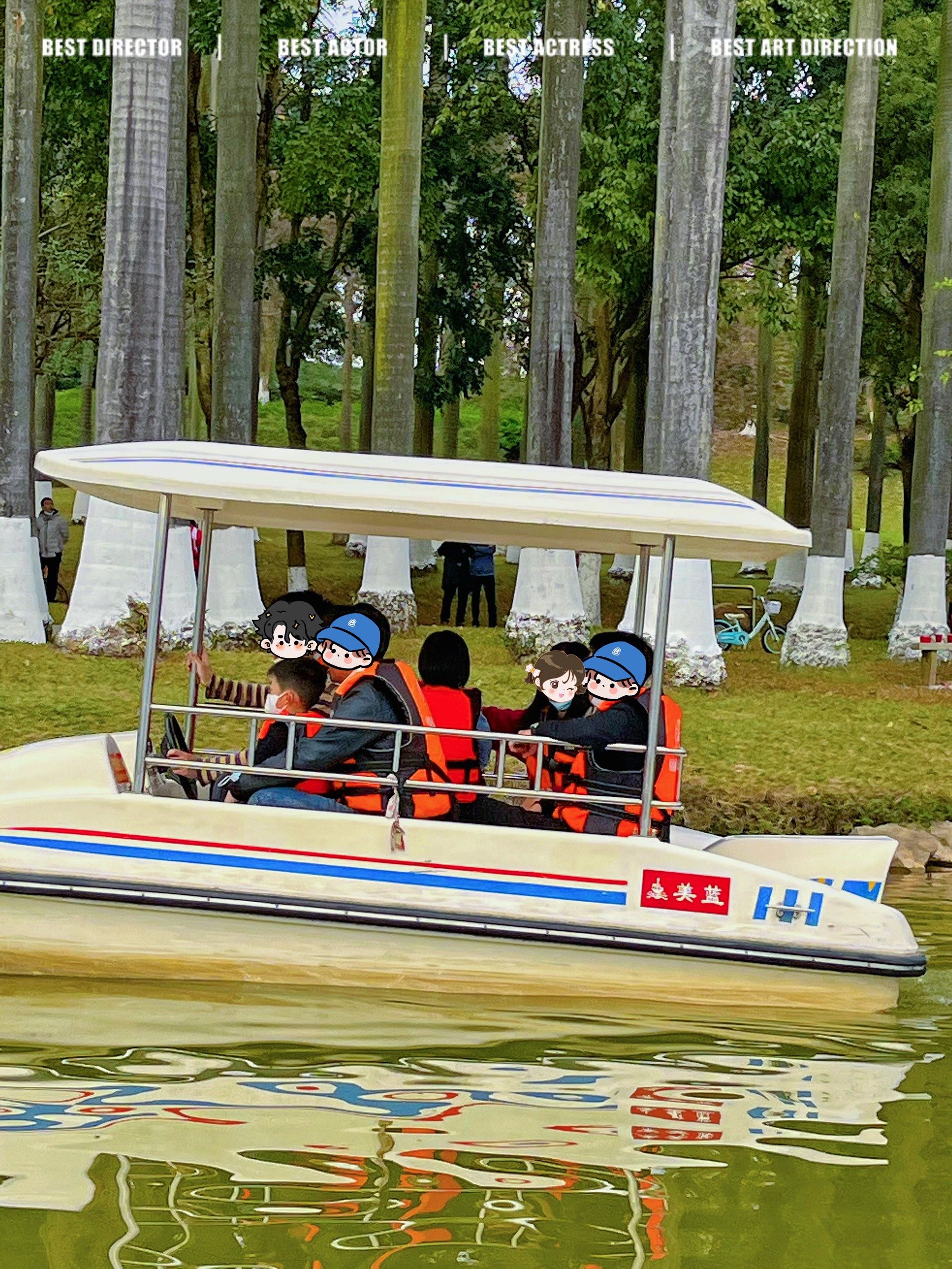 老爸带娃荡起双桨 公园小船轻轻推开波浪