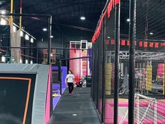 -嘿哟动霸CHUA·新潮玩运动娱乐中心·蹦床滑冰团建乐园