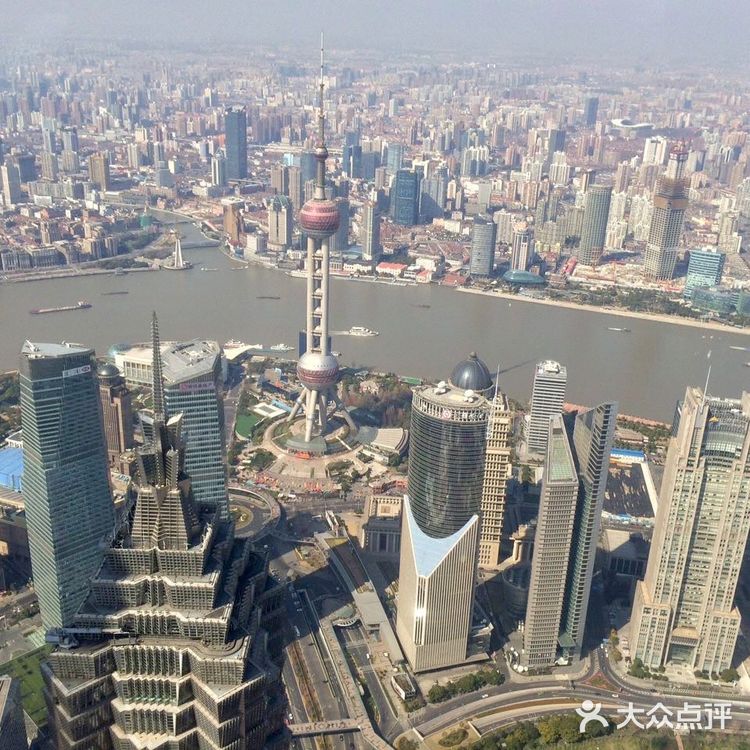 陆家嘴位于浦东的黄浦江畔，与外滩隔江相望