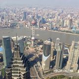 陆家嘴位于浦东的黄浦江畔,与外滩隔江相望