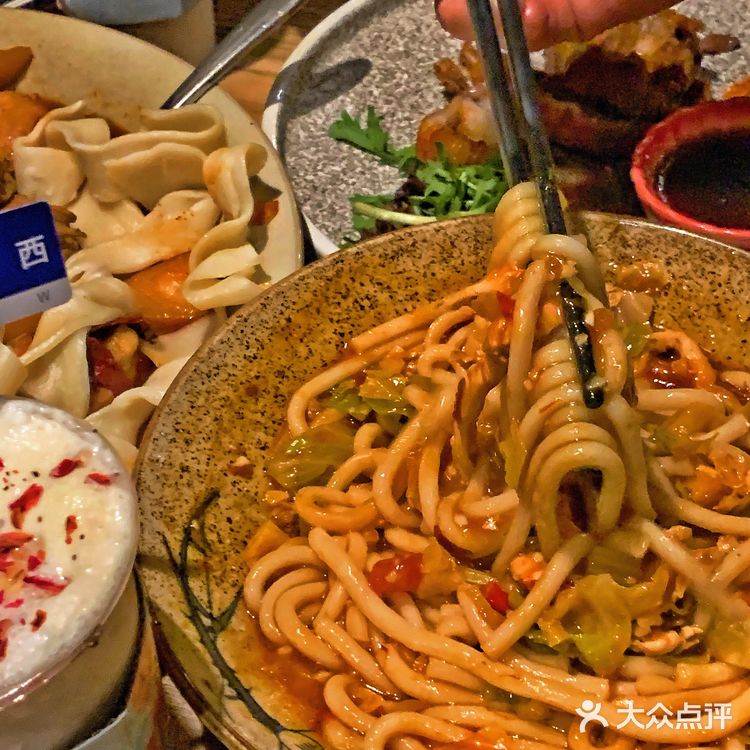 上海探店｜南京路步行街新疆菜！羊肉这样吃香