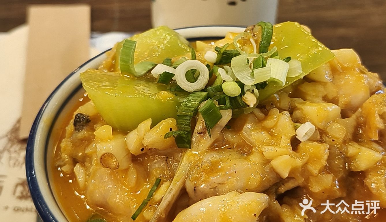 帐篷里面吃面条